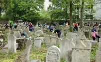 Austria: Jewish cemetery cleaned up on Catholic holiday