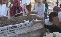 Watch: Hundreds sing at gravesite of Rebbe Carlebach