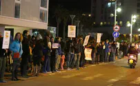 Israelis form human chain to support Syrian civilians