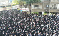 Thousands of Gur hasidim protest 'Arad synagogue desecration'