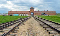  3 Polish teens make Nazi salute at Auschwitz, post photo 