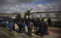 Border Police officer refuses orders at Amona