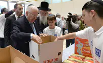 הנשיא ארז חבילות מזון לנזקקים