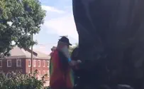 Watch: Man tries to forcibly uncover Robert E. Lee statue 