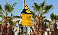 Tel Aviv hangs 'tsunami warning' signs