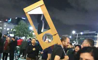 Investigation of guillotine at anti-Netanyahu rally closed