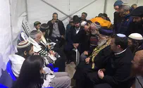 Chief Rabbi pays condolence visit to terror victim's family