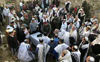 Jews pray in ancient synagogue
