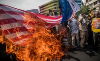 צפו: פעילי אנטיפה שורפים דגל ארה"ב