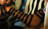 Rabbinic group: Review professor in viral tefillin incident