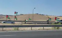 מאות דגלי פלסטין במישור אדומים