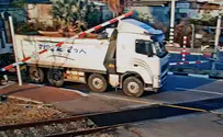 כמעט אסון: משאית פרצה למסילת רכבת