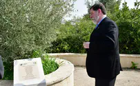 Pittsburgh mayor visits Jerusalem memorial to victims of attack