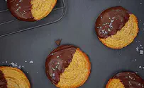 עוגיות שוקולד צ'יפס עם מלח גס