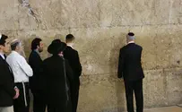 Netanyahu prays at the Kotel