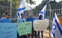 Students demonstrate in support of Dr. Mordechai Kedar