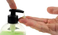 קרב היעילות: סבון מול ג'ל אלכוהול