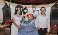 Lab workers wed in 'coronavirus wedding'