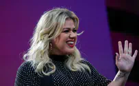 Kelly Clarkson sings in Hebrew
