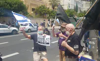 "הדגלים השחורים" מפגינים מול בלפור