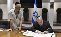 PM writes letter in Torah in memory of Amit Ben Yigal