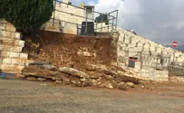 Following rains, wall collapses on Har Hamenuchot cemetery