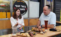 מעשנים בשרים במרכז השוק בירושלים