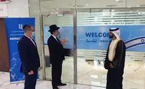 Dubai: Mezuzah placed on office of the Israel Diamond Exchange