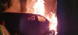 פלסטינים הציתו רכב ישראלי שנכנס לכפר עין יברוד