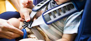 תיעוד: שוטרים חילצו פעוטה מרכב