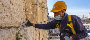 חומרי חיזוק הוזרקו לכותל המערבי