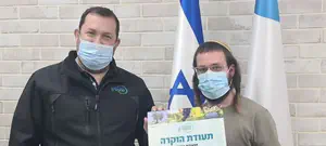 ראש מועצת שומרון יוסי דגן העניק תעודת הוקרה לצעיר שנאבק במחבל