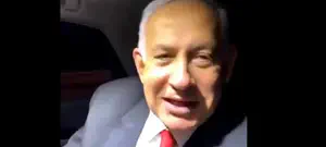 צפו: נתניהו ועוזרו צוחקים על התקשורת