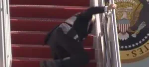 ביידן מועד בעלייה למטוס הנשיאותי