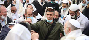 המח"ט רקד עם הרב אליהו: תפילת הלל חגיגית במערת המכפלה