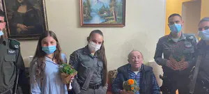 מרגש: בני נוער ושוטרי מג"ב העניקו תשורות לניצולי שואה 