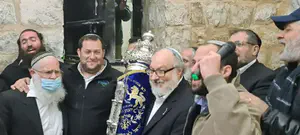 יהונתן פולארד הכניס ספר תורה לקבר יוסף