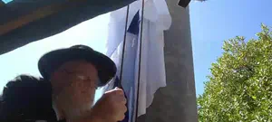 הרב דב ליאור מניף את הדגל בשכונת בית אורות