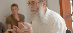 אשכולות, פנס רחוב ואיש מסור - על הרב מאלי ויפו