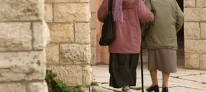 אין ממשלה: הקשישים משלמים מחיר