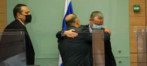 ממשלה עם רע"מ? בליכוד שכחו את החיבוקים עם מנסור עבאס