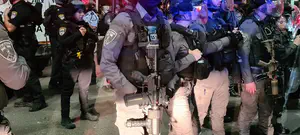 תיעוד: בלשים מחופשים לתלמידי ישיבה - רגעים לפני מעצר החשוד בהצתת הבית ביפו