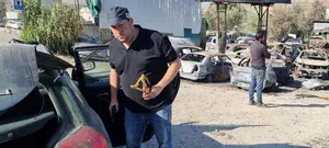 בפעם השניה השבוע: ראש מועצת שומרון יוסי דגן לכד פורעים פלסטינים - ושלף אקדח. תיעוד