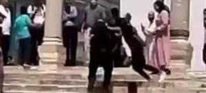 ערבי דוחף ומפיל שוטר, הקהל מריע