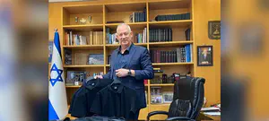 בני גנץ החזיר את החולצות לארון