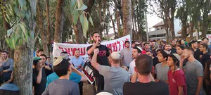 מאות מפגינים מול ביתה של איילת שקד: ''לא לממשלת שמאל''