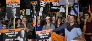 הפגנה נגד איילת שקד: "ימינה הלכה שמאלה, תחזרו הביתה"    