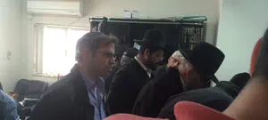 מפגינים אחדות בבתי האבלים