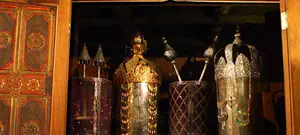 פרצו, גנבו ס"ת ומכרו לסופר סת"ם במחיר מגוחך