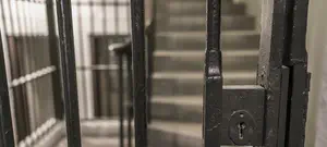 פרץ לבית וביצע מעשה מגונה בצעירה